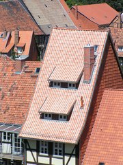 Dach in Quedlinburg - Nonne mit Kalkleiste - Dach, Ziegel, Dachpfannen, Quedlinburg, Steigung, Winkel, Gaube, Dachgaube, steil, Nonne, Mönch, Kalkleiste, Geschichte, UNESCO Weltkulturerbe