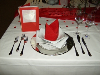 Tischdekoration *Hochzeit* #1 - Tischdekoration, Hochzeit, weiß, rot, Platzteller, Teller, Besteck, Messer, Gabel, Fischbesteck, Serviette, Glas, Weinglas, Menükarte