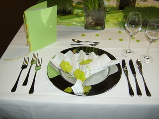 Tischdekoration *Frühling* #1 - Platzteller, Serviette, Besteck, Messer, Gabel, Fischbesteck, Dessertbesteck, Blüten, Filz, Weinglas, Tischdecke, festlich