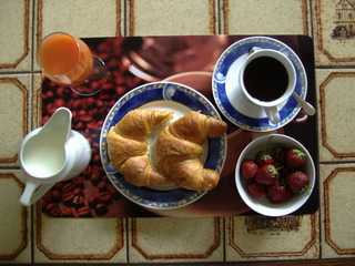 Frühstück - Frühstück, Mahlzeit, essen, Kaffee, Croissant, Milch, Erdbeeren, Saft, Ernährung, Draufsicht, Vogelperspektive