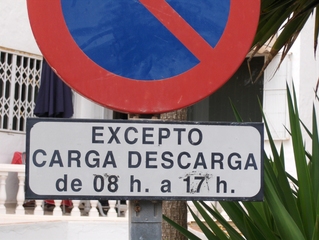 Verkehrszeichen in Spanien #1 - Verkehr, Schild, Verkehrszeichen, Halteverbot, Spanien, spanisch, laden, entladen