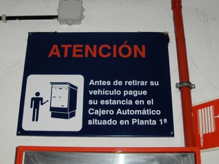 Hinweisschild in einem Parkhaus in Spanien - Parken, Parkhaus, bezahlen, atención, vehículo, Kasse, Auto