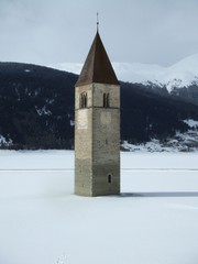 Reschensee mit Kirche - Südtirol, Alpen, Stausee, Kirche, Kirchturm, Italien, Reschenpass, Passstraße, Alto Adige, Winter, Schnee