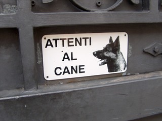 Warnschild - Italienisch, Italien, Landeskunde, Hinweisschild, Schild, Hund, Vorsicht, Achtung, Gefahr