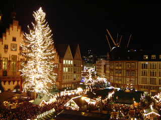 Weihnachtsmarkt in Frankfurt - Frankfurt am Main, Weihnachtsmarkt, Römer, Tanne, Tannenbaum, Weihnachtsbaum, Beleuchtung, Nacht, Christkindlmarkt