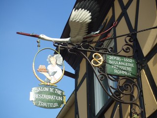 Schild in Frankreich - Elsass, Frankreich, Schild, Storch, Tracht