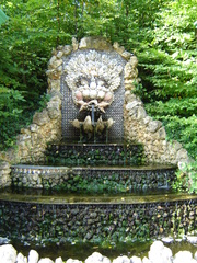 Brunnen im Park des Schlosses von Sceaux - Brunnen, Schloss, Sceaux, Frankreich, Park, Schlosspark, Muscheln, Schneckenhäuser, Wasser