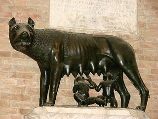 Wölfin als Amme für Romulus und Remus - Wölfin, Romulus, Remus, Zwillinge, Rom, Tiber, Sage, Amme, säugen, Plastik, Skulptur, Figur, Bronze
