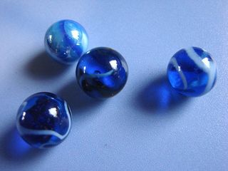 vier blaue Murmeln - Murmel, Kugel, Glas, Menge, wenig, viel, blau, Farbe, farbig, vier