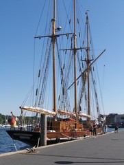 Alte Segelyacht im Flensburger Hafen - Segelyacht, Yacht, segeln, Boot, Schiff, Regatta, Holz, alt, Mast, Dreimaster, Hafen, Amphitrite