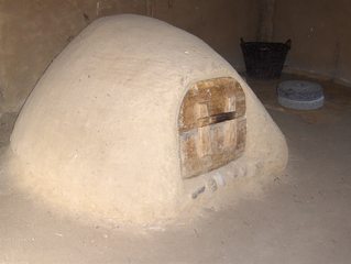 Wikingerhaus in Haithabu: Kuppelofen - Ofen, Kuppelofen, heiß, backen, Brot, Lehm, Tür, Holz