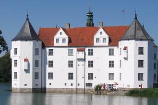 Schloss Glücksburg - Schloss, Glücksburg, Turm, Türme, weiß, schwarz, rot, Teich, Wasser, Herzog, Giebel, Glockenturm, Fahne, symmetrisch, Symmetrie