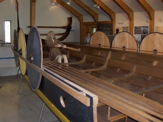 Rekonstruktion eines Wikingerschiffs (Ausschnitt) in Haithabu - Langschiff, Langboot, Wikinger, Haithabu, rudern, Boot, Schiff, Segel, Holz