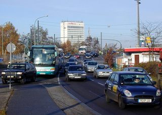 Dichter Straßenverkehr - Verkehr, Potsdam, Straße, Auto, Bus, Geschäftsverkehr, mehrspurig