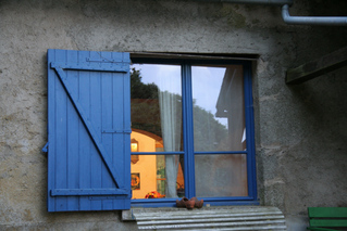 Fenster - Fenster, Scheibe, Fensterscheibe, Laden, blau, Glas, Meditation, Schreibanlass, Kalenderbild, Impressionen, Spiegelung, spiegeln