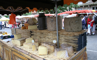 Käsestand in Frankreich - Markt, Frankreich, Käse, Tomme, Marktstand, Verkauf
