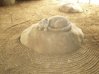 Katze aus Sand - Sand, Katze, Tier, Formen, Skulptur, Plastik, Haustier, schlafen, ruhen, Kissen