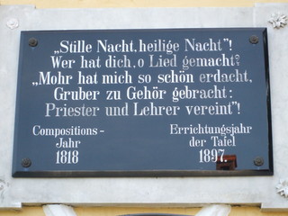 Tafel über der Tür des Stille-Nacht-Museums - Franz Xaver Gruber, Josef Mohr, Stille Nacht