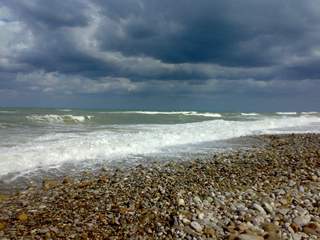 Wolkenstimmung am Strand - Strand, Sizilien, Meer, Blautöne, blau, Wolken, Kies, Wellen, Schaumkronen, Himmel, Wetter