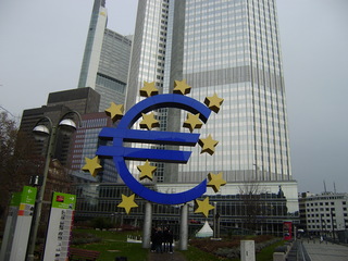 Euro vor der Europäischen Zentralbank - Euro, EZB, Europäische Zentralbank, Frankfurt/M, Eurozeichen