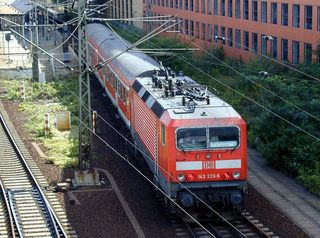 Regionalexpress - Regionalexpress, Zug, Schienen, Abfahrt, Stromleitung, Elektrizität