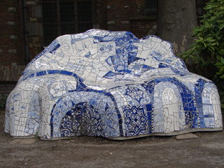 Kachelsofa in Delft - Kacheln, Delfter Kacheln, Delft, Sofa, Sitzbank, Gaudi, Skulptur, Sitzskulptur, blau, weiß, Parkmöbel, Porzellan, Mosaik