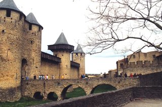 Carcassonne - Eingang zum Stadtzentrum - Carcassonne, Stadtmauer, Mittelalter, Brücke, Bogenbrücke, Wehrgraben