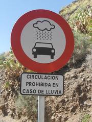 Verkehrsschild in Spanien - Verkehrsschild, Verkehrszeichen, Schild, Hinweis, Verkehr, Regen, Gefahr, gefährlich, Auto, spanisch, Spanien, gesperrt, rot, weiß, Kreis, Kreisring