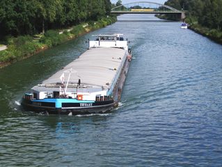 Lastkahn auf dem Mittellandkanal - Lastkahn, Schiff, Kanal, Mittellandkanal, Brücke, Wasser, fahren, Verkehr, Transport, Ladung, Wasserstraße, Fluss