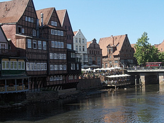 Lüneburg - Am Stintmarkt - Lüneburg, Häuser, alt, Backstein, Hafen, Hafenviertel, Wasser, Fluss, Ilmenau, idyllisch
