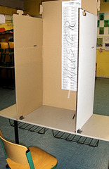 Wahlen #2 - Wahl, Wahlen, Europawahl, Kabine, Wahlkabine, geheim, Pappe, Karton, Wahlzettel, Stimme, Stimmen, ankreuzen, Stimmzettel