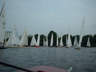 Regatta auf der Alster - Schiff, Jolle, Regatta, Wettfahrt, Wasser, Alster, Hamburg, Boot, segeln, Segelboote