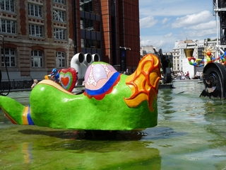 La sirène - die Meerjungfrau (Rückseite) #2 - Niki de Saint Phalle, Paris, Stravinskibrunnen, Figur, Sirene, Meerjungfrau, Skulptur, Plastik, Wasser, beweglich, bunt, groß