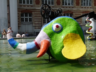 L'éléphant - der Elefant - Niki de Saint Phalle, Paris, Stravinskibrunnen, Elefant, Farbe, bunt, gelb, grün, blau, weiss, Wasser, Brunnen, Plastik