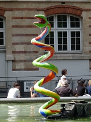 Le serpent - die Schlange - Niki de Saint Phalle, Paris, Stravinskibrunnen, Schlange, Skulptur, Plastik, bunt, groß, Wasser, Leute