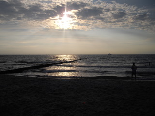 Sonnenuntergang am Ostseestrand - Sonnenuntergang, Strand, Mensch, Schiff, Wellen, Wolken