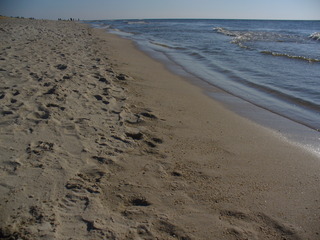 Spuren im Sand - Sand, Fußspuren, Sonne, Weite, Meer, Himmel, Wasser, Träumen, Schreibanlass