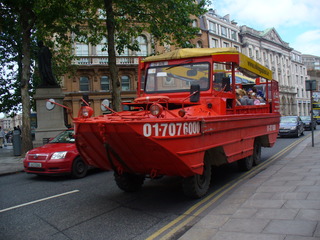 Viking Tour Boat - Amphibienfahrzeug, Stadtrundfahrt, Irland, Dublin, auf der Straße, durch den Fluss Liffey