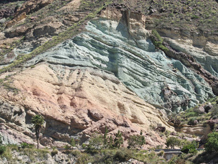 Verschiedene Gesteinsschichten auf Gran Canaria - Gestein, Gesteinsschichten, Fels, Gran Canaria, Felsen, grün, rosa, beige