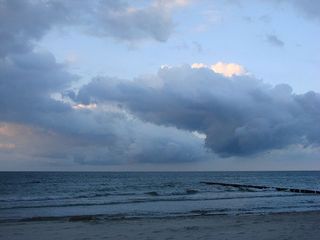Gewitter im Anzug! - Abend, Wolken, Gewitter, Regen, blau, wolkig, dunkel, Ostsee, Meer