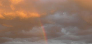 Abendhimmel mit Regenbogen #2 - Regenbogen, Farben, Spektralfarben, Optik, Brechung, Wetter, Wolken, Lichtbrechung, Regenbogenfarben, Spektrum, Spiegelung, Reflexion, Wellenlänge, Photometeor