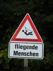 Fliegende Menschen :-) - Verkehrszeichen, Hinweisschild, Warnschild, Vorsicht, Achtung, rot, weiß