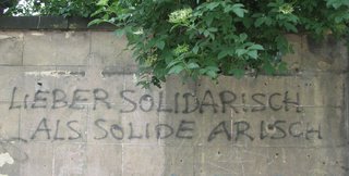 Graffiti  - Graffiti, Hauswand, Spruch, Meinung, Wortspiel, Sprayer, politisches Graffiti, Antirassismus, Politik, gegen rechts