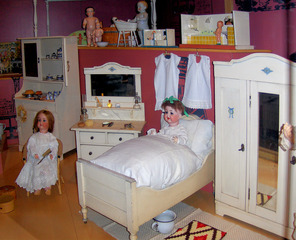 Puppenschlafzimmer - Puppe, Puppen, Kinderzimmer, Bett, alt, schlafen, krank, Kindermöbel, Schrank, spielen, Spielzeug, Spiel