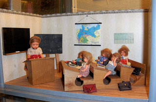 Puppenschule - Schule, Unterricht, Klasse, Klassenraum, Bank, Bänke, Lehrerin, Schüler, Puppe, Puppen, Ranzen, Tafel, Spiel, spielen, Spielzeug, Kinderspielzeug, alt