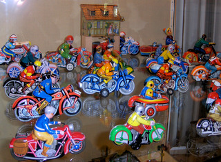 Motorräder aus Blech - Spielzeug, Spiel, spielen, Blech, Metall, bunt, Motorräder, Motorrad, Verkehr, alt