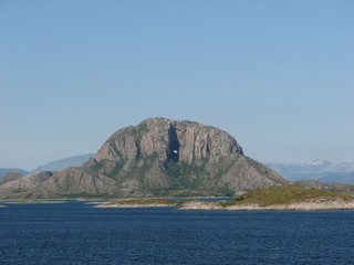 Torghatten - ein Berg mit Loch an der Küste Norwegens - Torghatten, Berg, Norwegen, Loch, Märchen, Sage, Magie, Schären