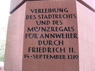 Staufer-Stele, Trifels #4 - Stele, Staufer, Trifels, Gedenkstein, oktogonaler Grundriss, Inschrift