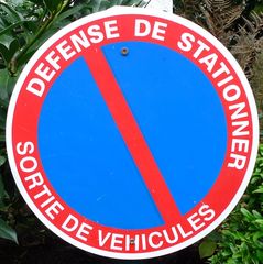 Hinweisschild in Frankreich - Hinweisschild, Halteverbot, Schild