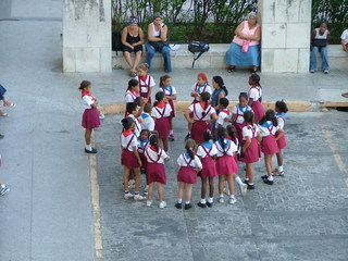 Kubanische Schulkinder - Kuba, Schulkinder, Schuluniform, Uniform, Schule, Schüler, Kinder, Gruppe, Pause, Schulhof